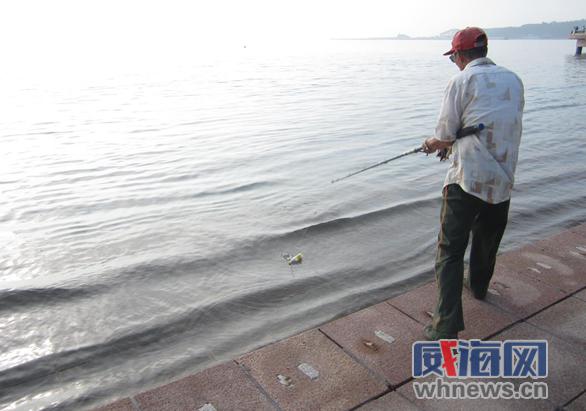 威海一77岁老人挥杆钓鱼却来钓塑料瓶