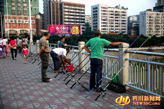 达州市民大桥上扎堆钓鱼 桥下船只得绕道而行