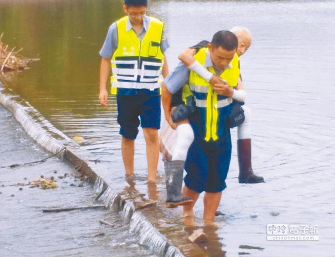 9旬老翁平镇区钓鱼困沙洲 勇警背救