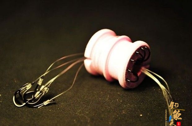 6枚鱼钩为一组,伊势尼12或13号,钓鲢鳙必须用带倒刺的。子线长度对折后为50公分,长一点没关系,因为此种钓法,需要将饵料用子线缠绕结实