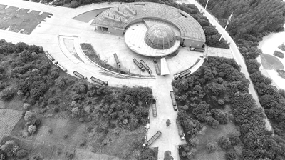 南京长江二桥公园关闭3年维修,现在沦为垂钓中心和停车场