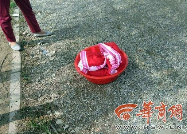 渭南垂钓者正钓鱼漂来一塑料盆 内有弃婴 图