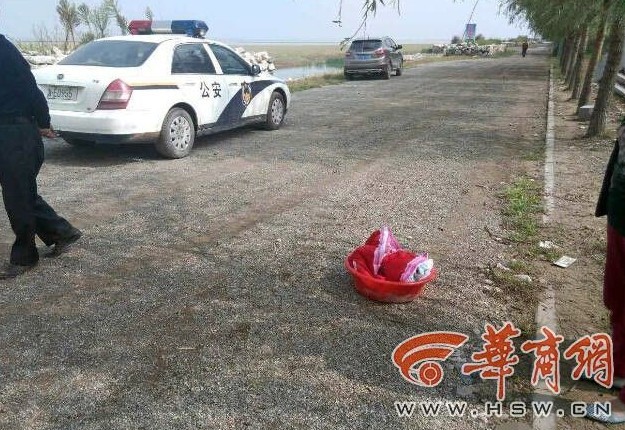 渭南垂钓者正钓鱼漂来一塑料盆 内有弃婴 图