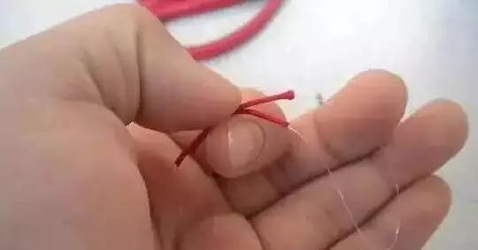 对齐将主线主线拽出来，注意杆稍绳的四个头都要有主线