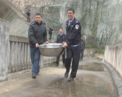 贵阳乌当区一村民钓鱼钓上保护动物娃娃鱼 主动放归大自然 图