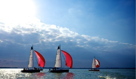 2016慈善帆船赛是上海国际游艇展联手上海国际休闲展共同举办的展前预热项目 2016慈善帆船赛