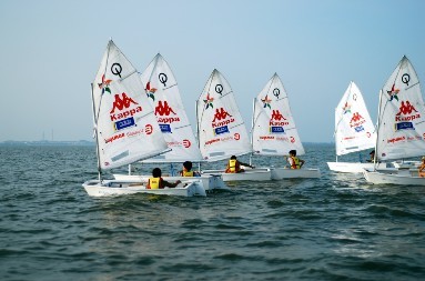 2016慈善帆船赛是上海国际游艇展联手上海国际休闲展共同举办的展前预热项目 2016慈善帆船赛