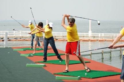 2016慈善帆船赛是上海国际游艇展联手上海国际休闲展共同举办的展前预热项目 2016慈善帆船赛