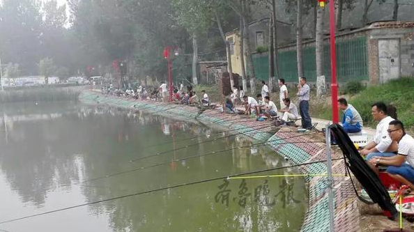 梁山小路镇举行钓鱼比赛,参赛者钓获的鱼全部可带走