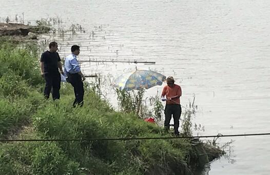 江西九江渔政水警联合宣传禁渔期长江边垂钓行为