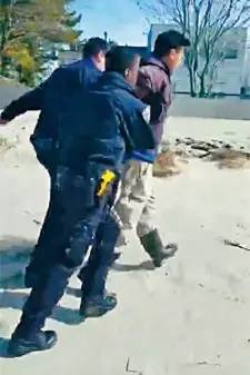 华裔男子因在海滩钓鱼 误入私人领地被捕关押30小时控告7项罪名