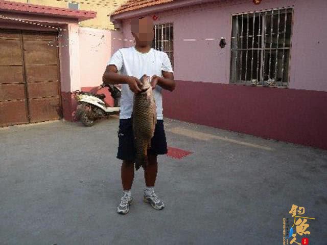 钓鱼人用了40分钟成功将一条接近1米长的大鲤鱼溜翻