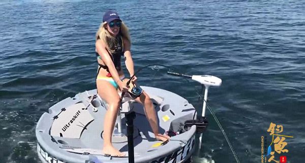 美女子钓鱼时遭鲨鱼死咬鱼线 冷静搏斗获赞