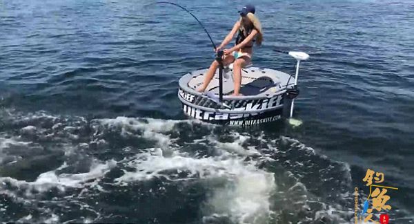 美女子钓鱼时遭鲨鱼死咬鱼线 冷静搏斗获赞