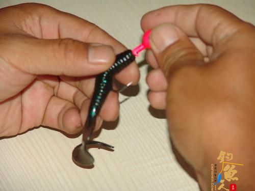 路亚卷尾蛆配铅头钩的组装方法详解