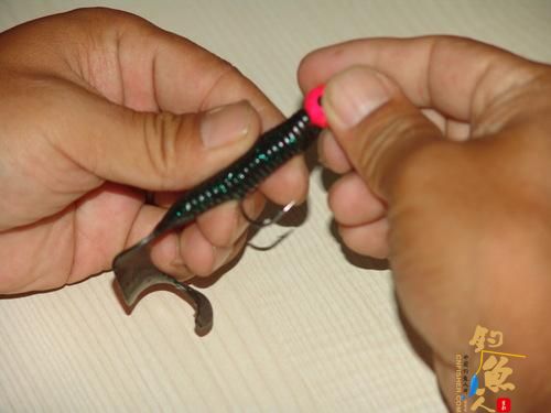 路亚卷尾蛆配铅头钩的组装方法详解