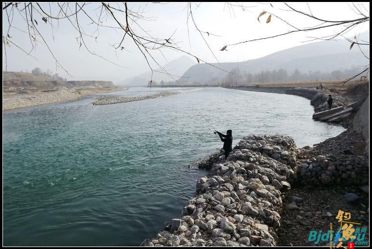路亚新手洮河路获野生大虹鳟[西风烈野钓]