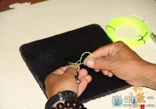 高手演示路亚中的鱼线快速打结方法