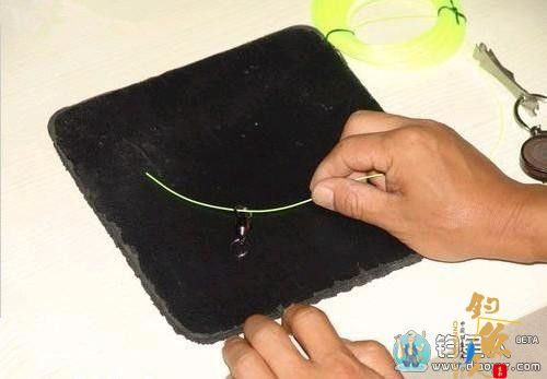 高手演示路亚中的鱼线快速打结方法