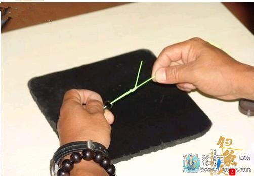 高手演示路亚中的鱼线快速打结方法