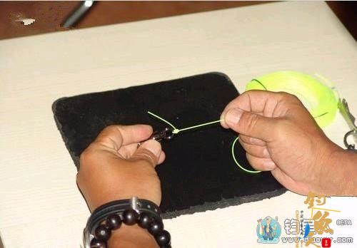 高手演示路亚中的鱼线快速打结方法