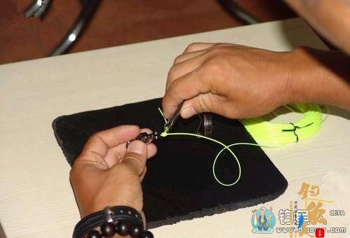 高手演示路亚中的鱼线快速打结方法