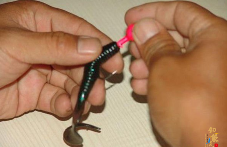 铅头钩配卷尾蛆的钩组是最为常见的路亚软饵组合，也适合初学路亚的朋友上手使用