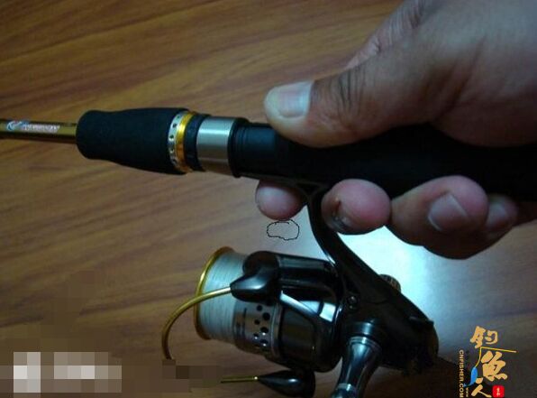 图示路亚直柄竿搭配纺车轮的操控技巧