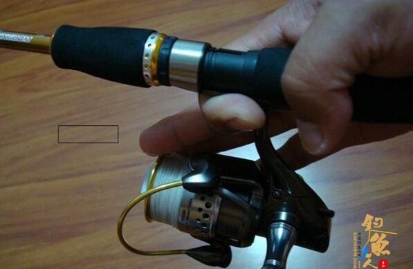 图示路亚直柄竿搭配纺车轮的操控技巧