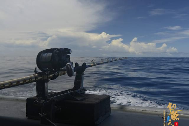 海钓远抛时，一种操作方法可以减少铅坠挂底的几率