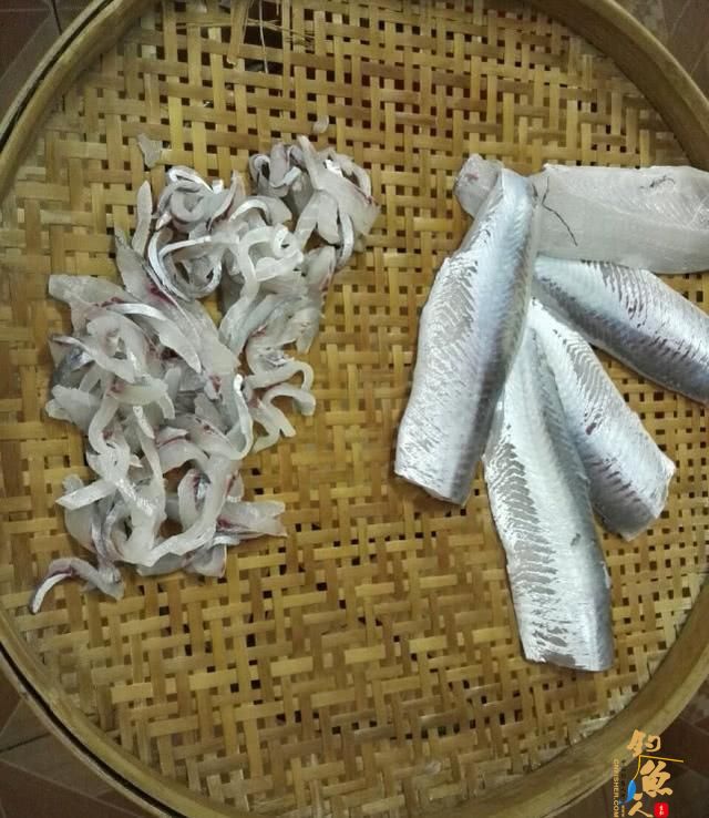 这种鱼近看色泽、体型极似草鱼，赤眼鳟的垂钓技巧