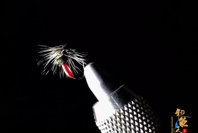 国外叫飞蝇我们叫毛钩，这钓鱼用具更像是一件艺术品