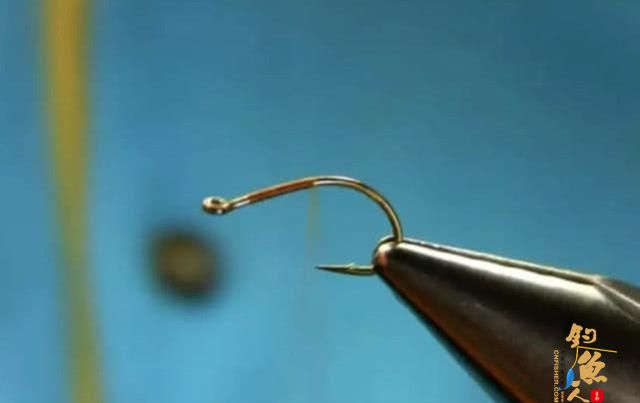 国外叫飞蝇我们叫毛钩，这钓鱼用具更像是一件艺术品