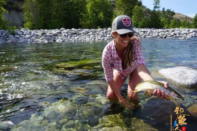 国外叫飞蝇我们叫毛钩，这钓鱼用具更像是一件艺术品