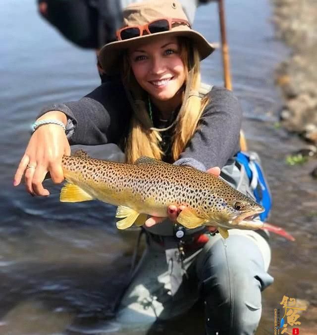 国外叫飞蝇我们叫毛钩，这钓鱼用具更像是一件艺术品