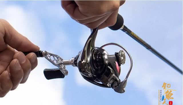 最好选择纺车轮，也就是我们通常意义上看到的海竿轮，配直柄竿