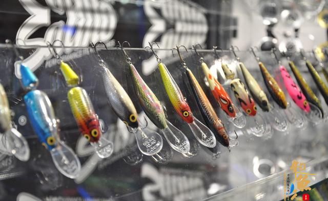 米诺拟饵篇概述：拥有着透明的舌板，是米诺型拟饵的一大特色，也因这样的舌板构造，产生了不同的下潜深度，摆动幅度和水阻这三个特点