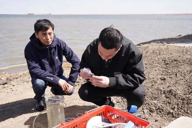 黑龙江生态环境厅厅长暗访：向钓鱼者了解渔获、交流水质变化