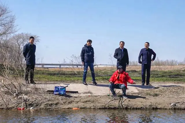 黑龙江生态环境厅厅长暗访:向钓鱼者了解渔获、交流水质变化