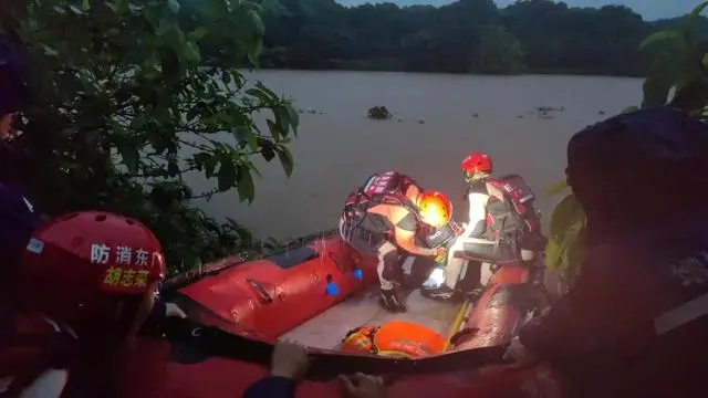 河水暴涨，两男子河边钓鱼被困！增城消防员紧急救助