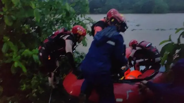 河水暴涨，两男子河边钓鱼被困！增城消防员紧急救助