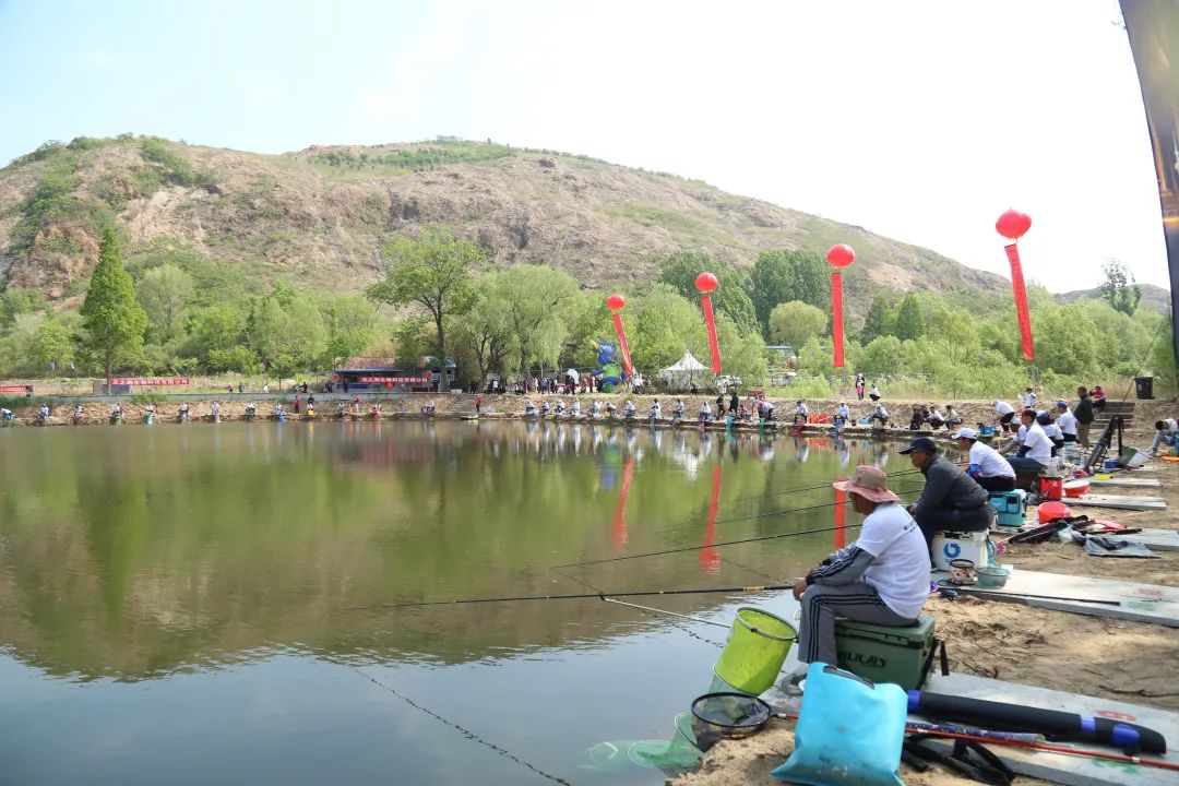 第41届潍坊国际风筝会“峡山湖有机鱼”杯钓鱼邀请赛举办,近百名钓友齐聚一“塘”，以钓会友，共同感受垂钓的乐趣。