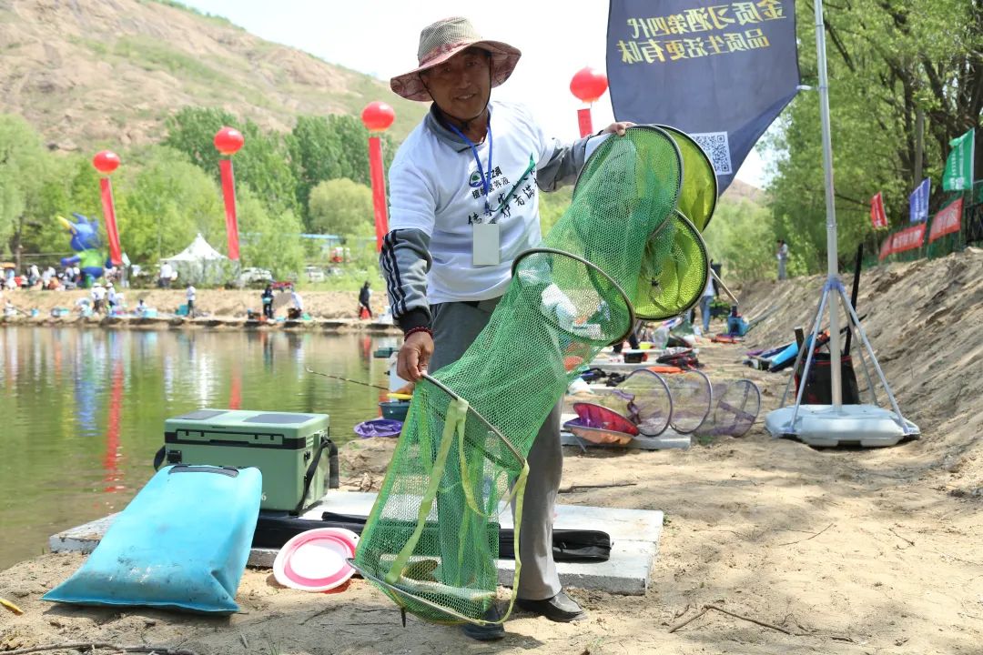 第41届潍坊国际风筝会“峡山湖有机鱼”杯钓鱼邀请赛举办,近百名钓友齐聚一“塘”，以钓会友，共同感受垂钓的乐趣。