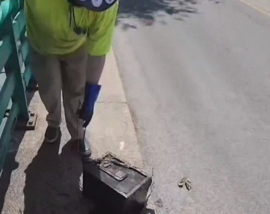 美国夫妇磁铁钓鱼“钓”上保险箱 内有10万美元钞票