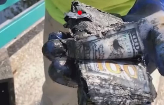 美国夫妇磁铁钓鱼“钓”上保险箱 内有10万美元钞票