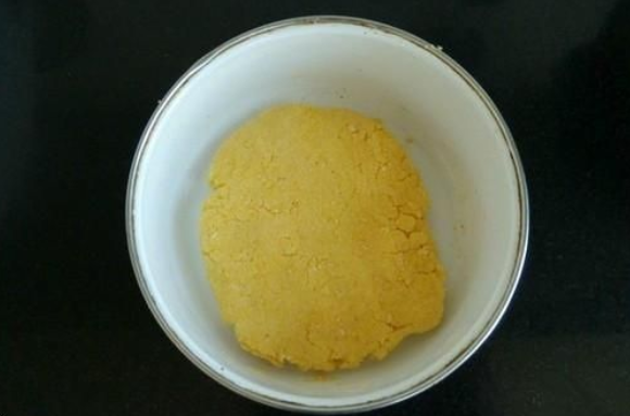 100g蚯蚓粉、500g玉米面、1000g麦麸、500g黄豆面、面粉200g、少量曲酒、25ml渔汛1号小药,适量红糖