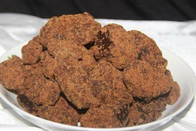 100g蚯蚓粉、500g玉米面、1000g麦麸、500g黄豆面、面粉200g、少量曲酒、25ml渔汛1号小药,适量红糖