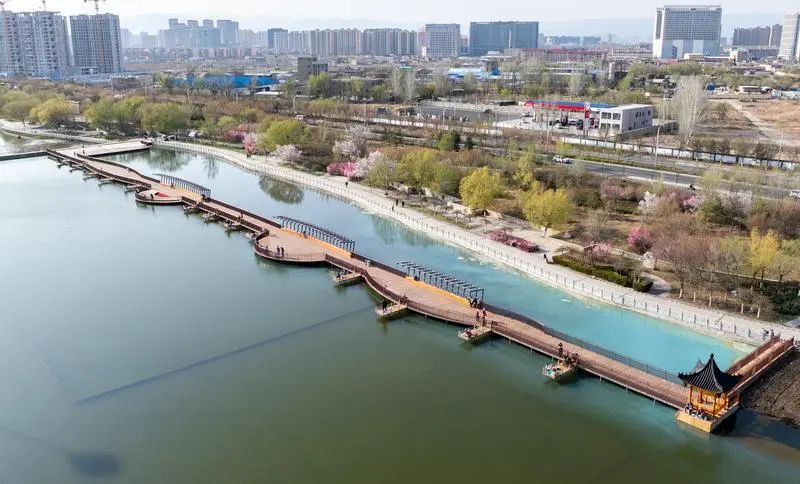 呼和浩特重磅上新！看景、钓鱼两不误--呼和浩特市玉泉区在小黑河太平庄桥的东侧和西侧新建了两处垂钓平台